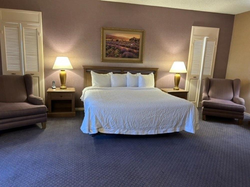 Piccadilly Inn Airport