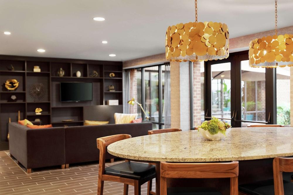 Doubletree by Hilton McLean Tysons