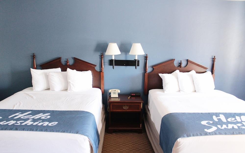 Days Inn by Wyndham Show Low