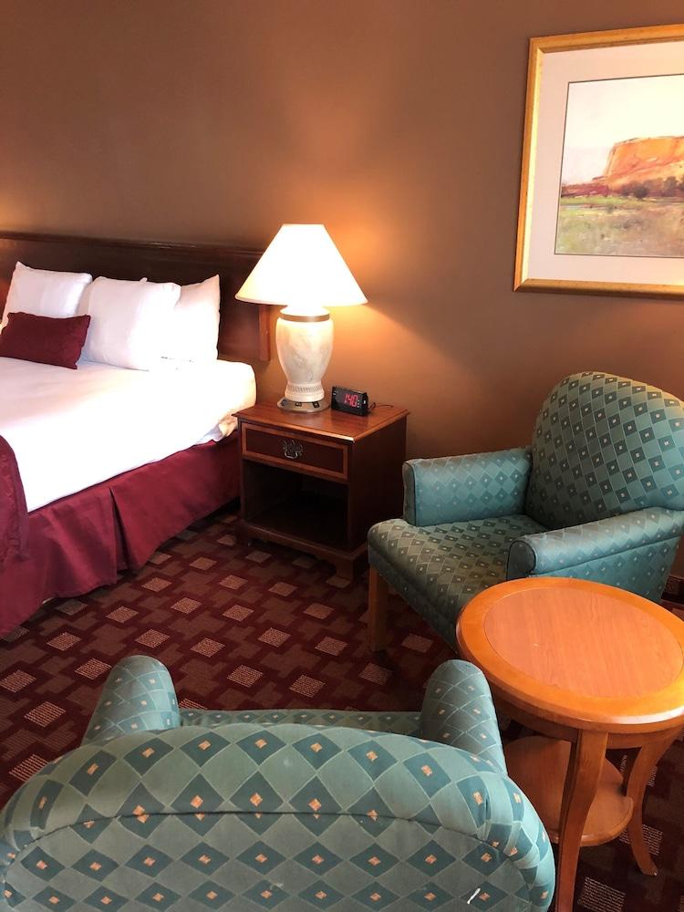 Days Inn & Suites by Wyndham Logan