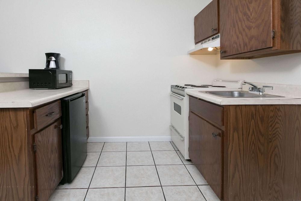 Knights Inn Longview