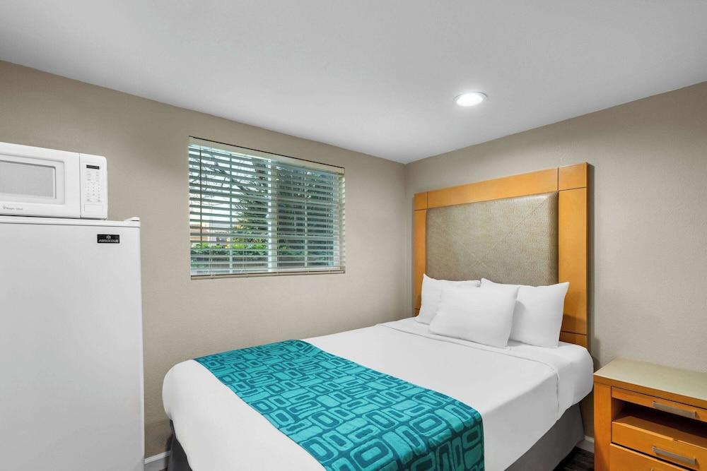 Howard Johnson by Wyndham Santa Cruz