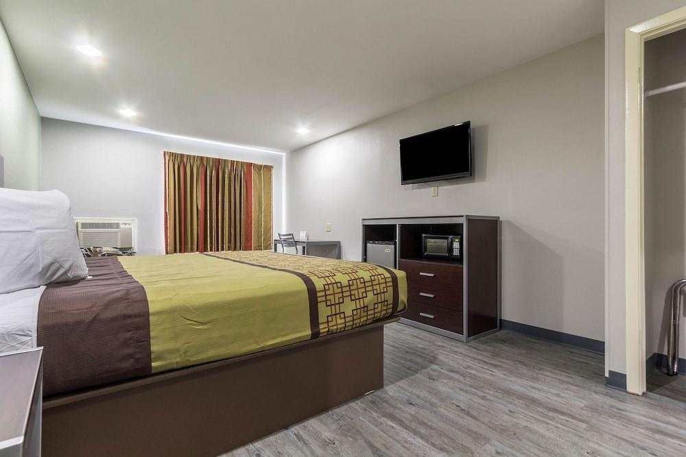 Scottish Inn and Suites