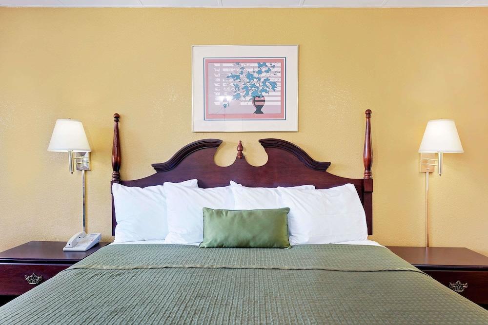 Travelodge by Wyndham Chambersburg