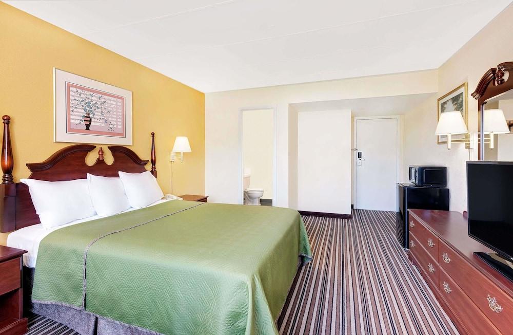 Travelodge by Wyndham Chambersburg