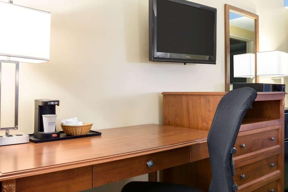 Days Inn by Wyndham Fargo/West Acres