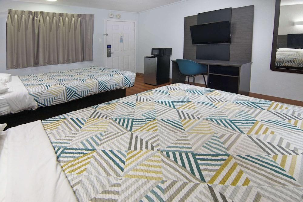 Motel 6 Red Oak, TX - Dallas