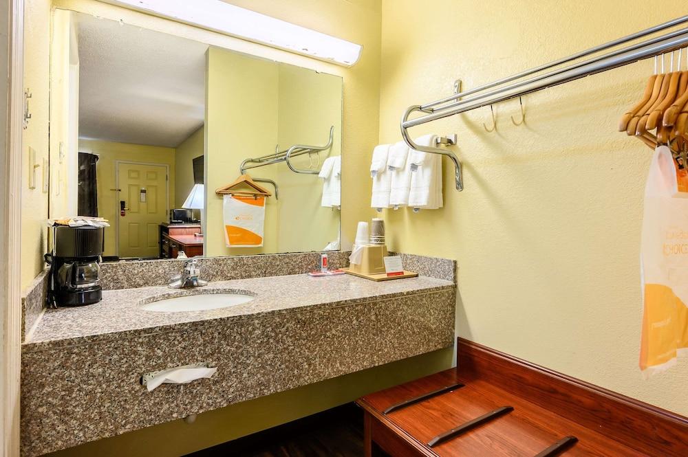 Econo Lodge Athens I-65