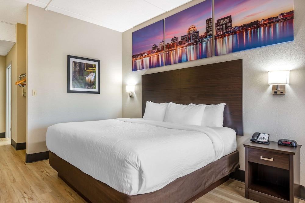 Clarion Pointe Louisville East