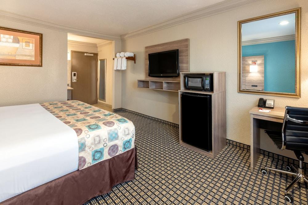 Ramada by Wyndham Houston Intercontinental Airport South