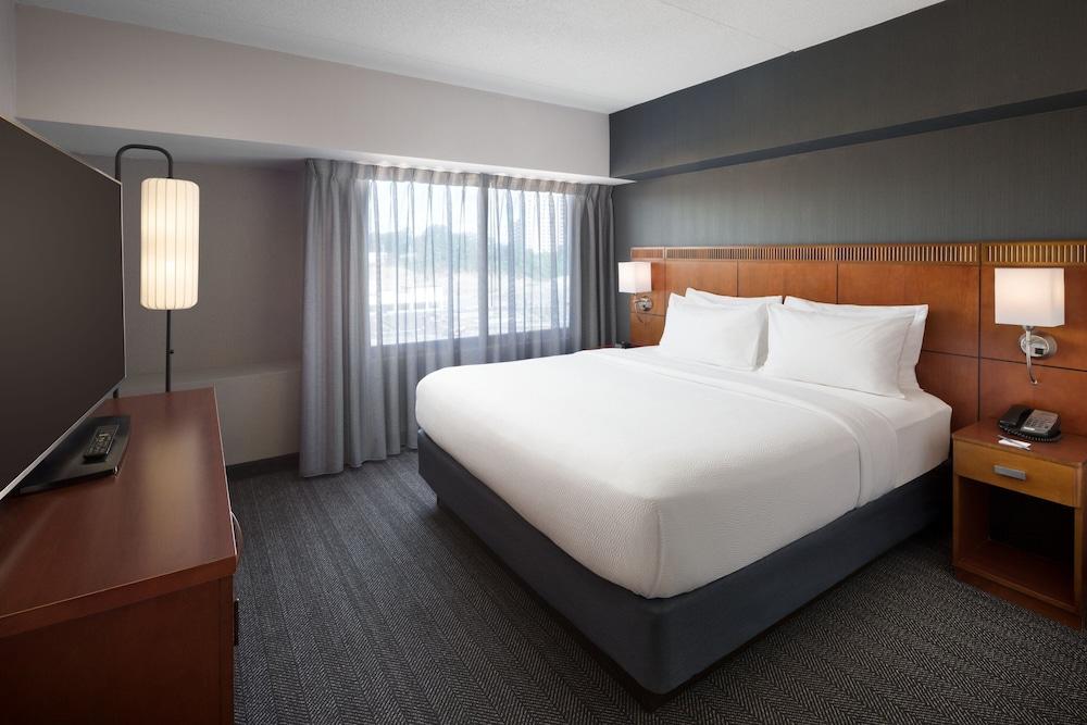 Courtyard By Marriott Shelton