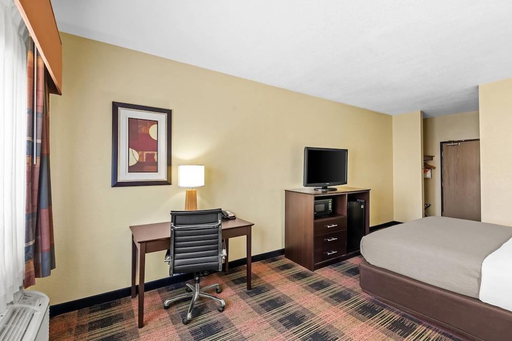 Quality Inn & Suites Des Moines Airport
