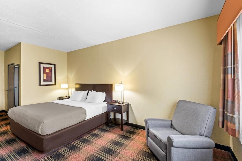 Quality Inn & Suites Des Moines Airport