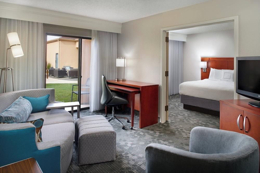 Courtyard by Marriott Fayetteville