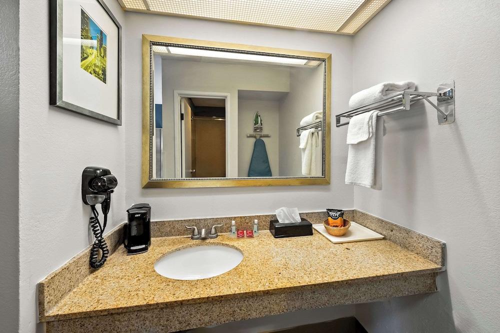 Quality Inn & Suites Fayetteville I-95