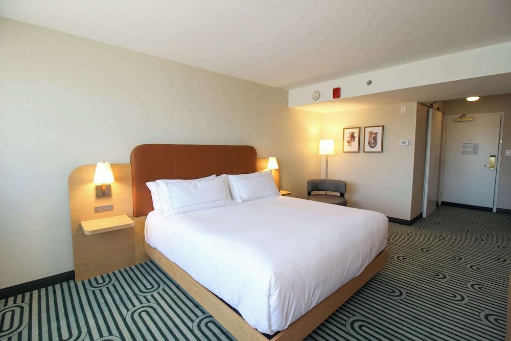 DoubleTree by Hilton Clarksville Riverview