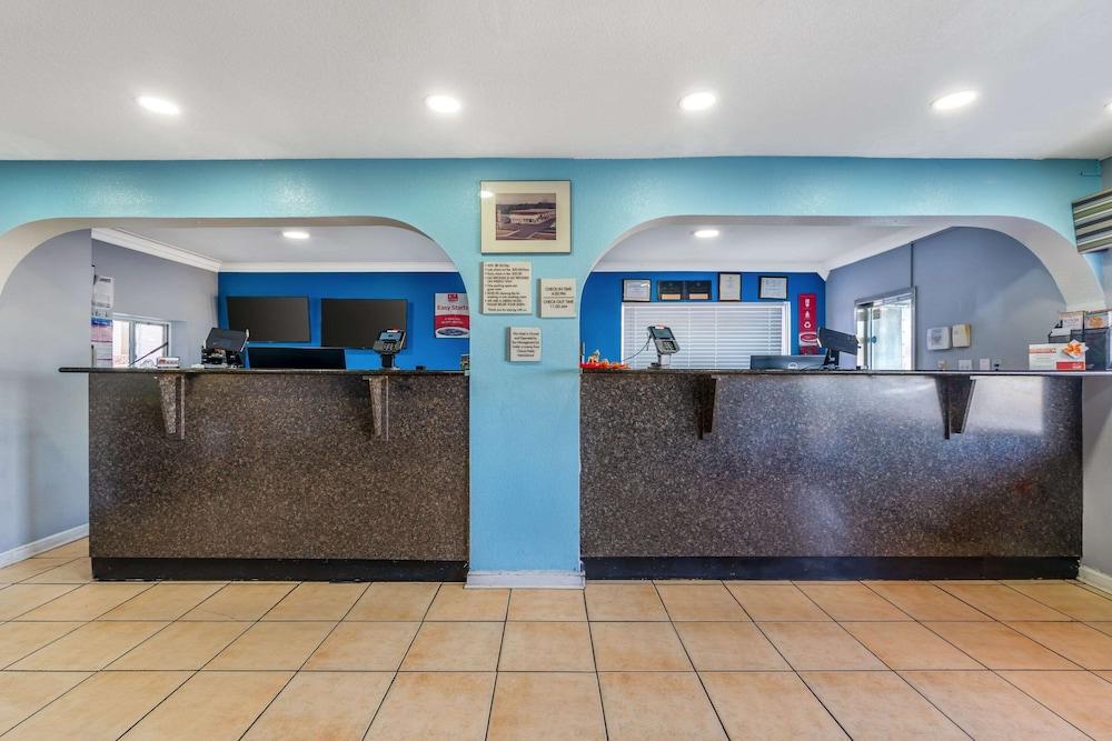 Econo Lodge Inn & Suites Virginia Beach - Norfolk