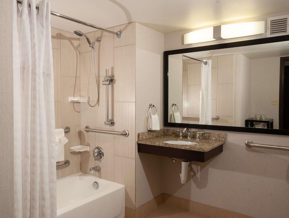 DoubleTree by Hilton Hotel Cleveland Downtown - Lakeside