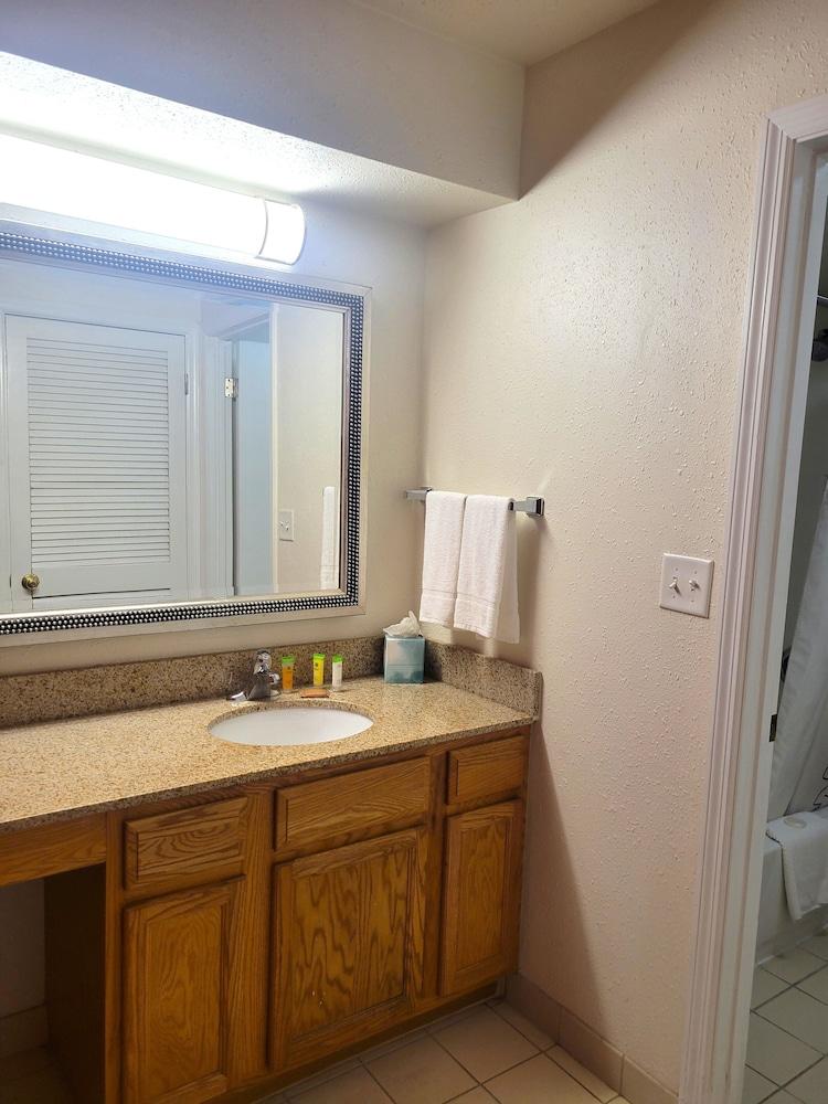 Value Suites Extended Stay - St Louis