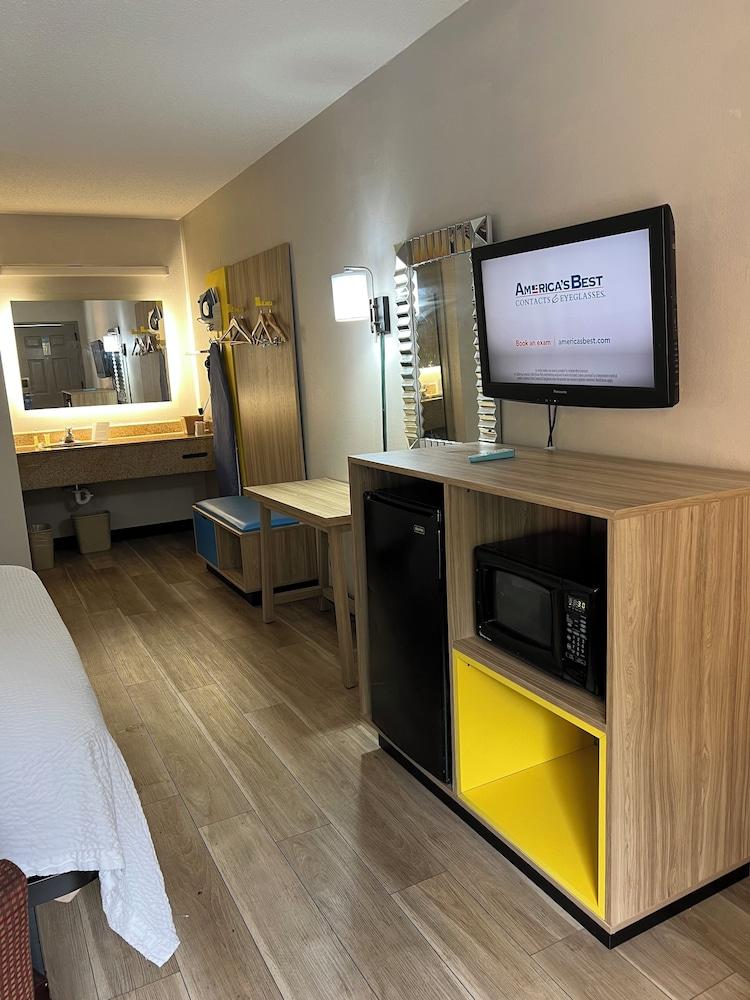 Days Inn by Wyndham Blythewood North Columbia