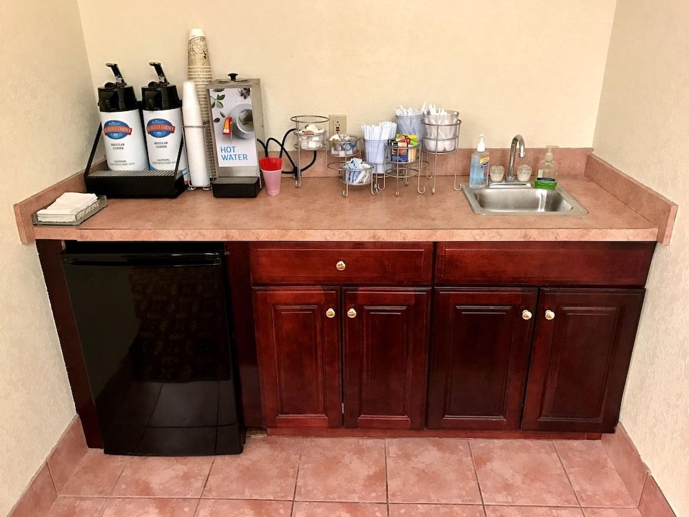 Seasons Inn & Suites Highland