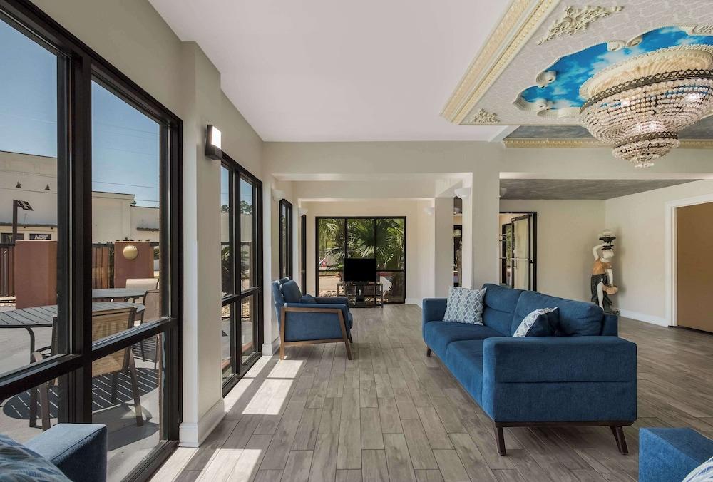 Econo Lodge Inn & Suites Diamondhead