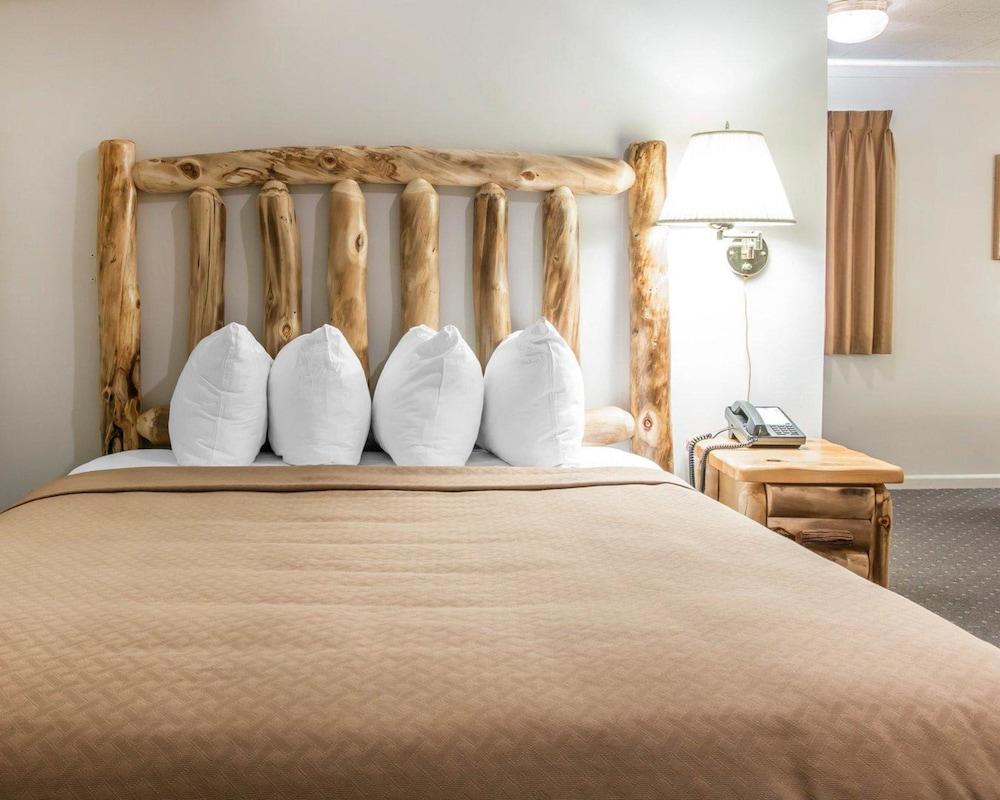 Quality Inn & Suites Mackinaw City Beachfront