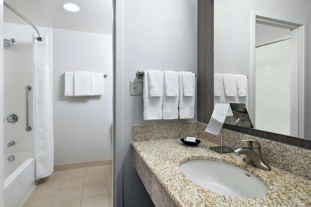 Courtyard by Marriott Pittsburgh Airport