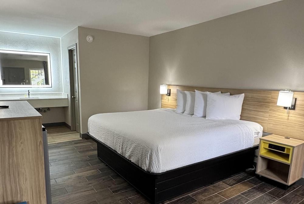 Travelodge by Wyndham Gainesville