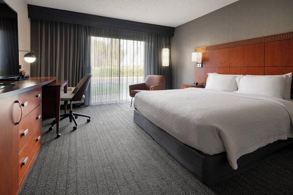 Courtyard by Marriott Fresno