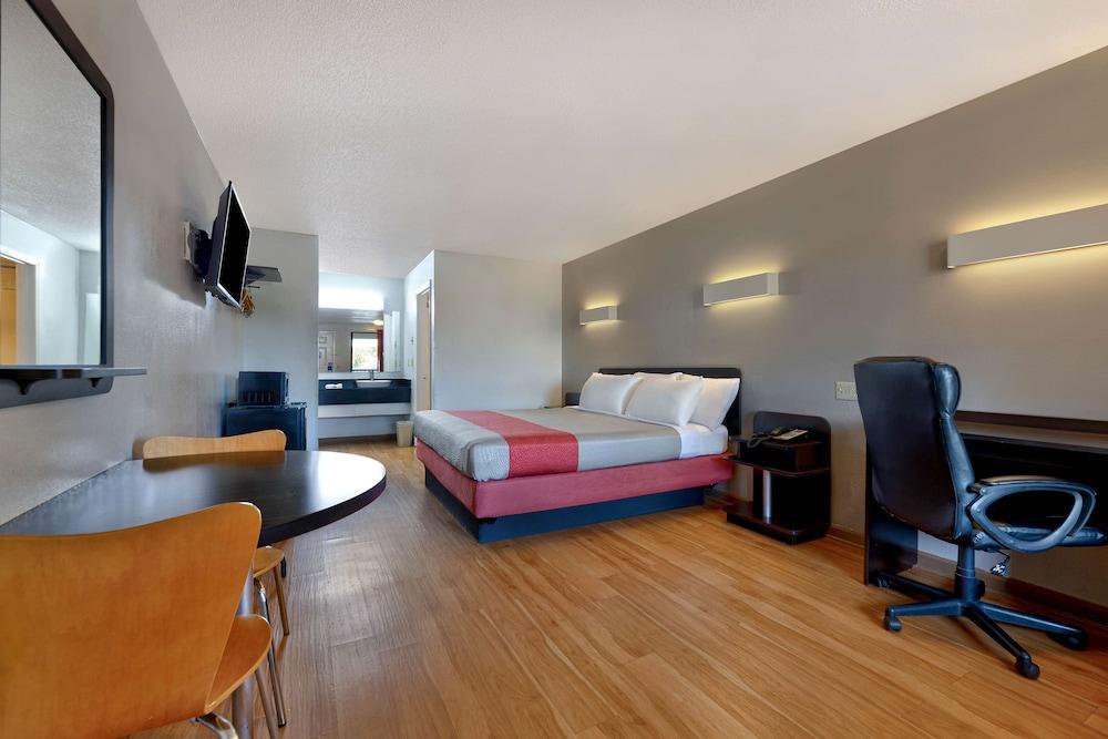 Motel 6 Cookeville, TN