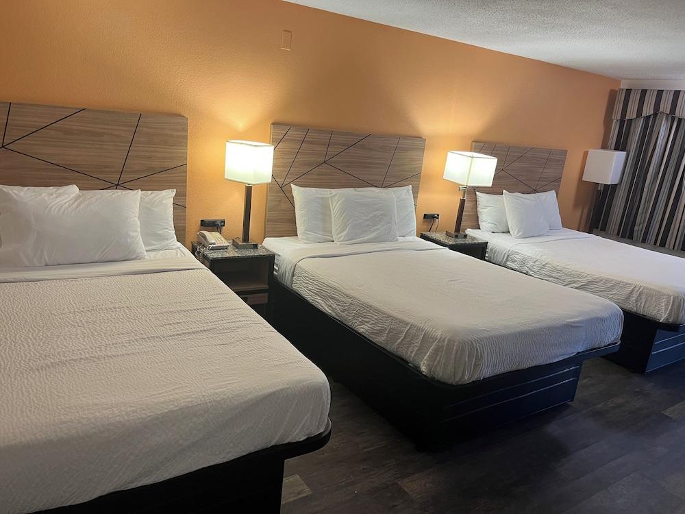 Howard Johnson by Wyndham Malden Boston Area