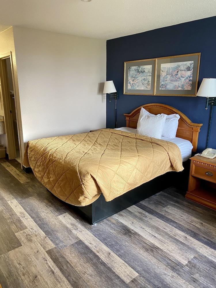 Motel 6 Marianna, FL