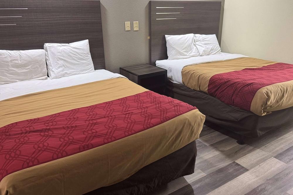 Super 8 by Wyndham Jackson MS Near the Fairgrounds