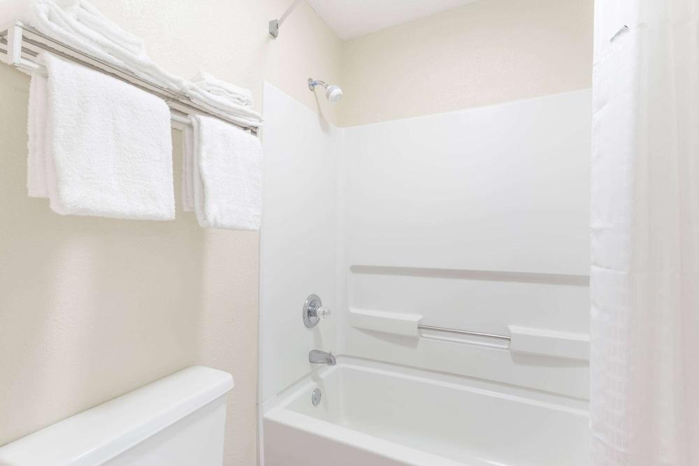 Days Inn by Wyndham Clinton