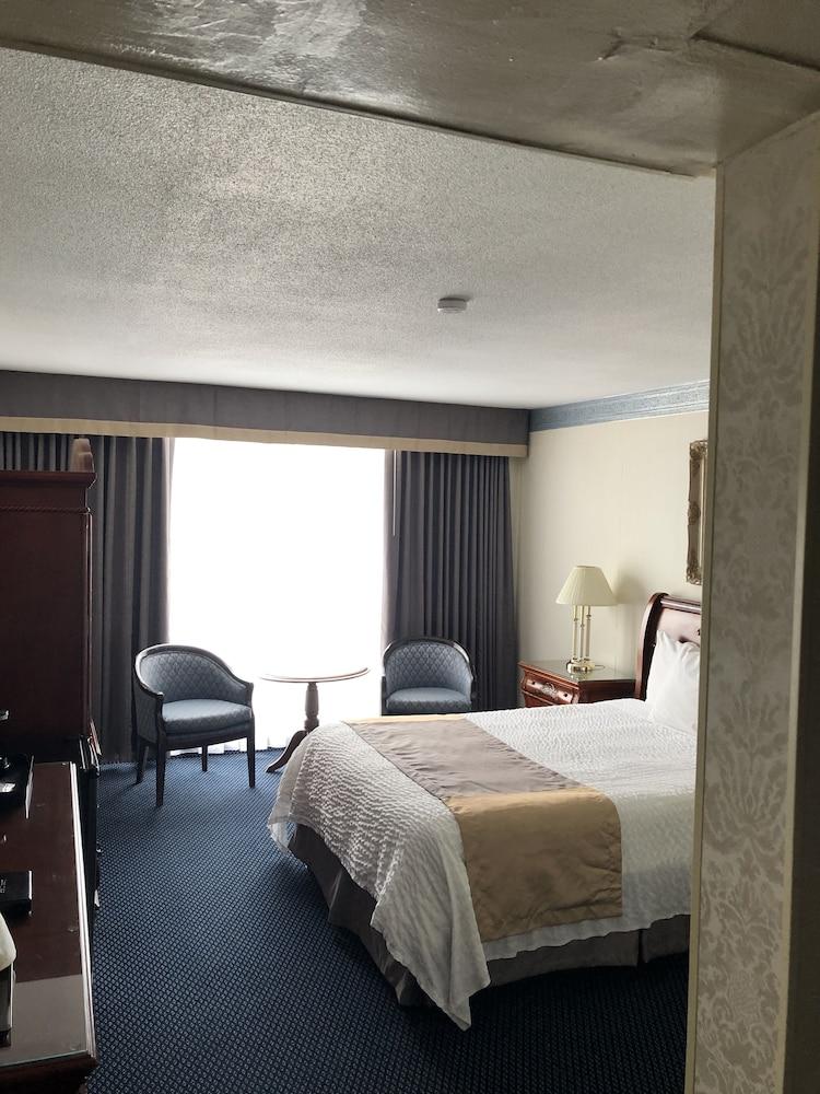 Travelodge by Wyndham Niagara Falls Fallsview