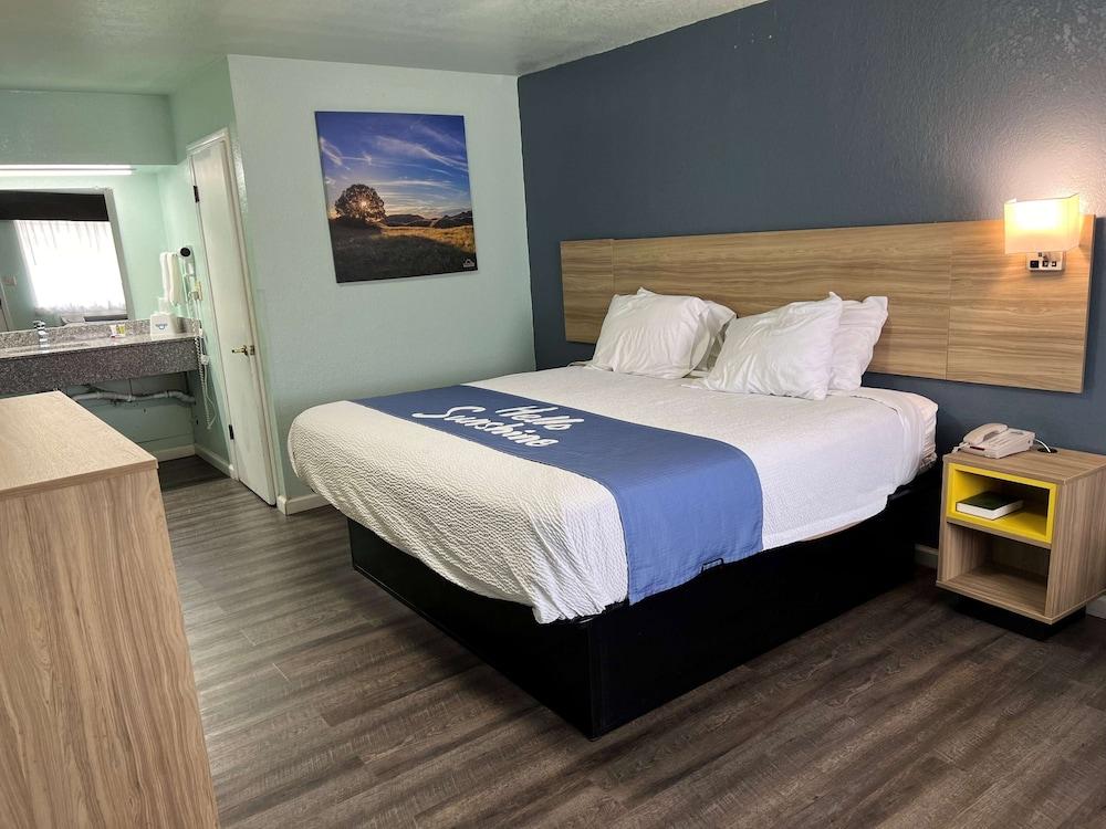 Days Inn by Wyndham Pratt