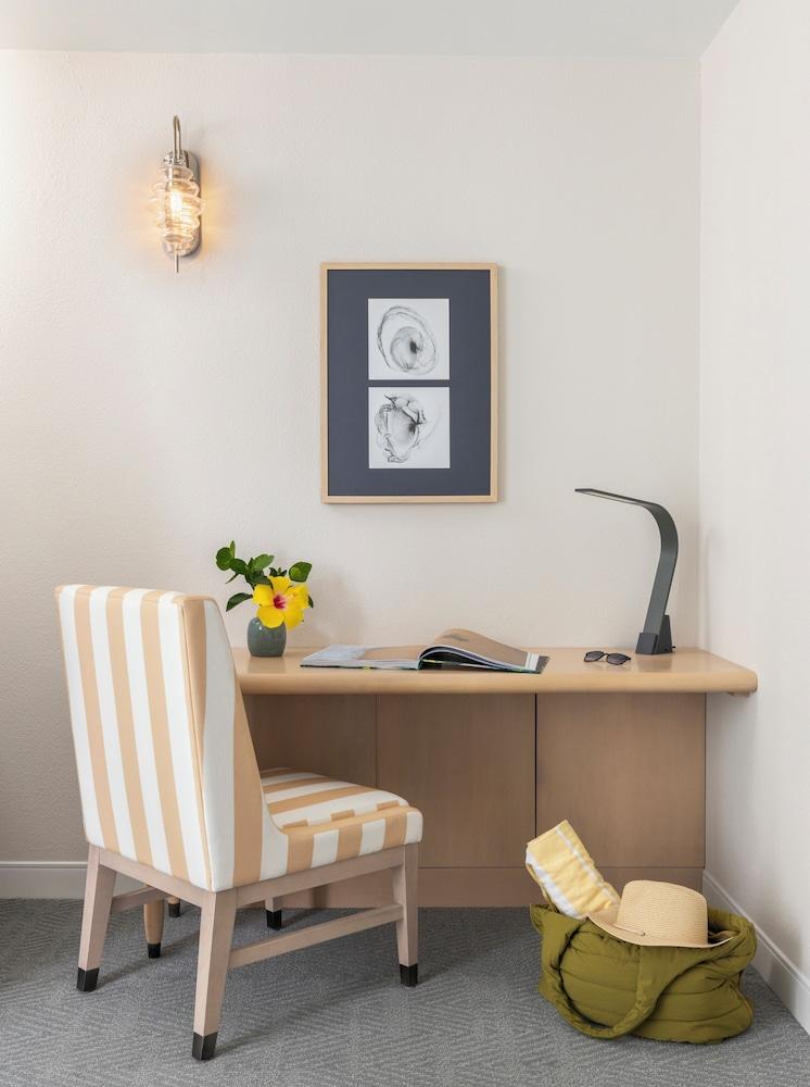 The Singer Oceanfront Resort, Curio Collection by Hilton