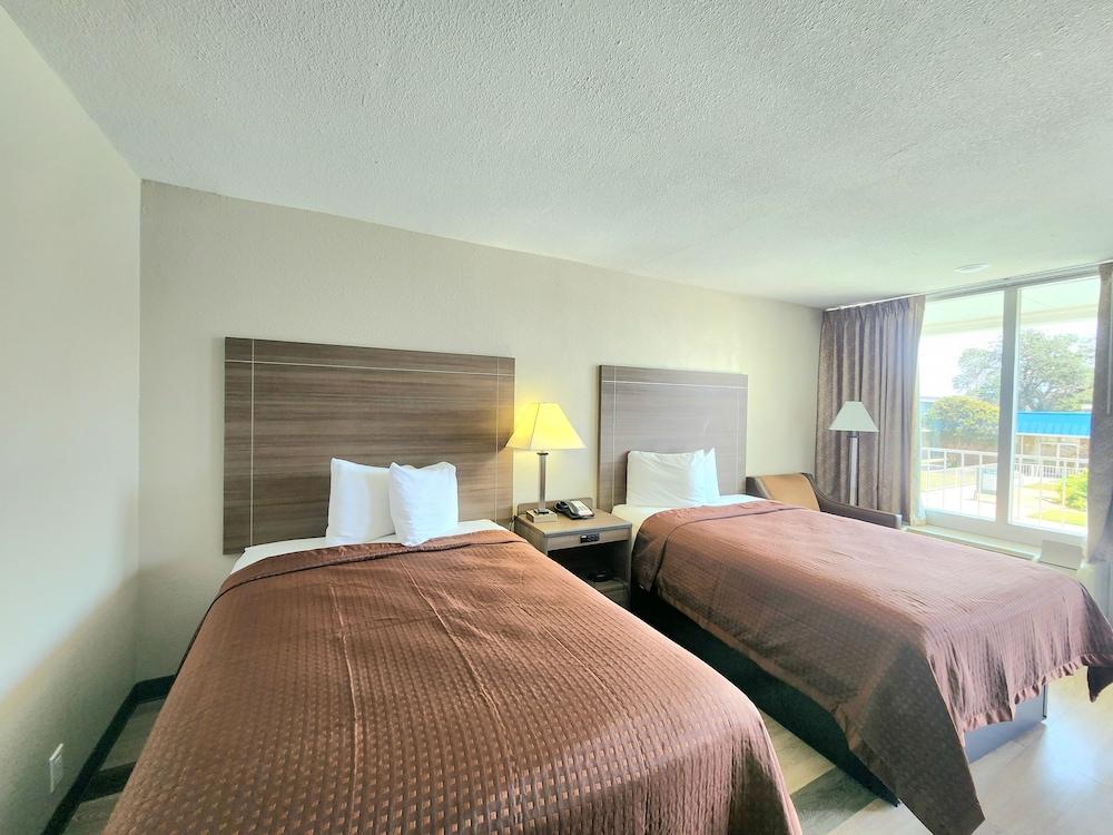 Days Inn by Wyndham Seguin TX