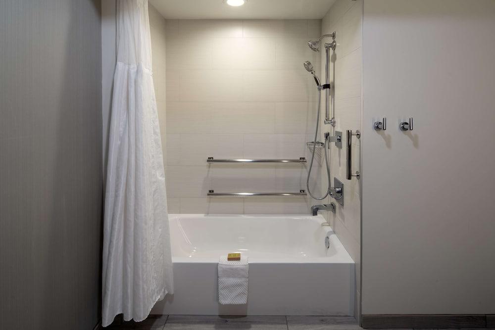 DoubleTree by Hilton Hotel Bakersfield