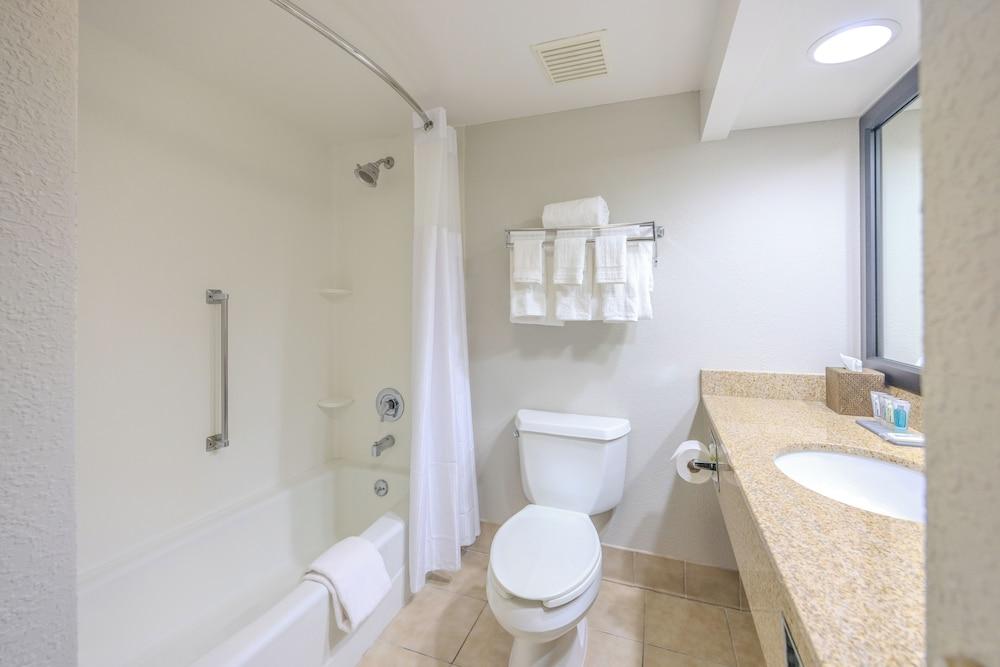 Solomons Inn Resort & Marina