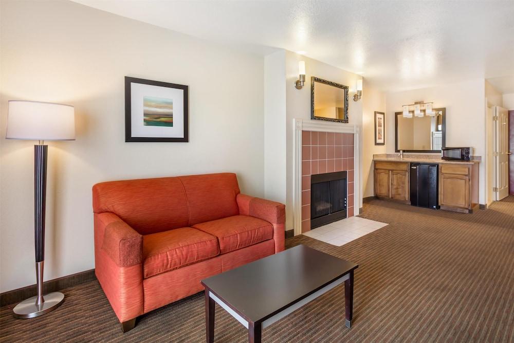 Best Western Luxury Inn