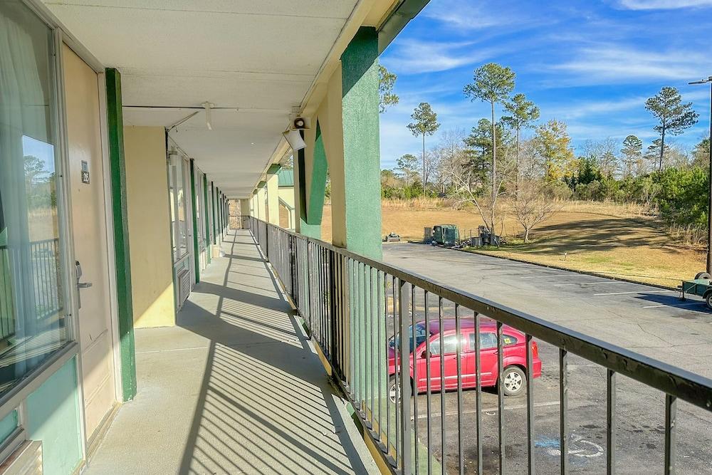 Super Inn & Suites by OYO Milledgeville