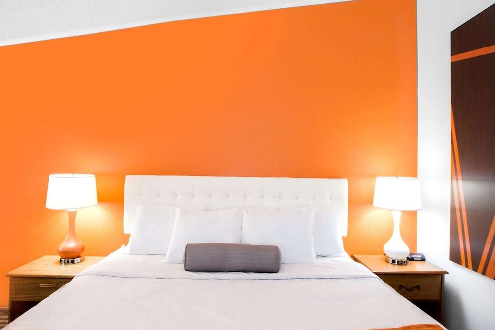 Howard Johnson by Wyndham Wilmington