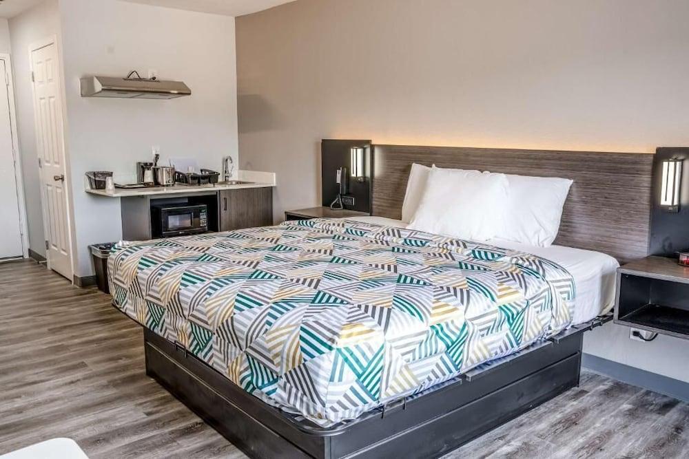 Studio 6 Claremore, OK