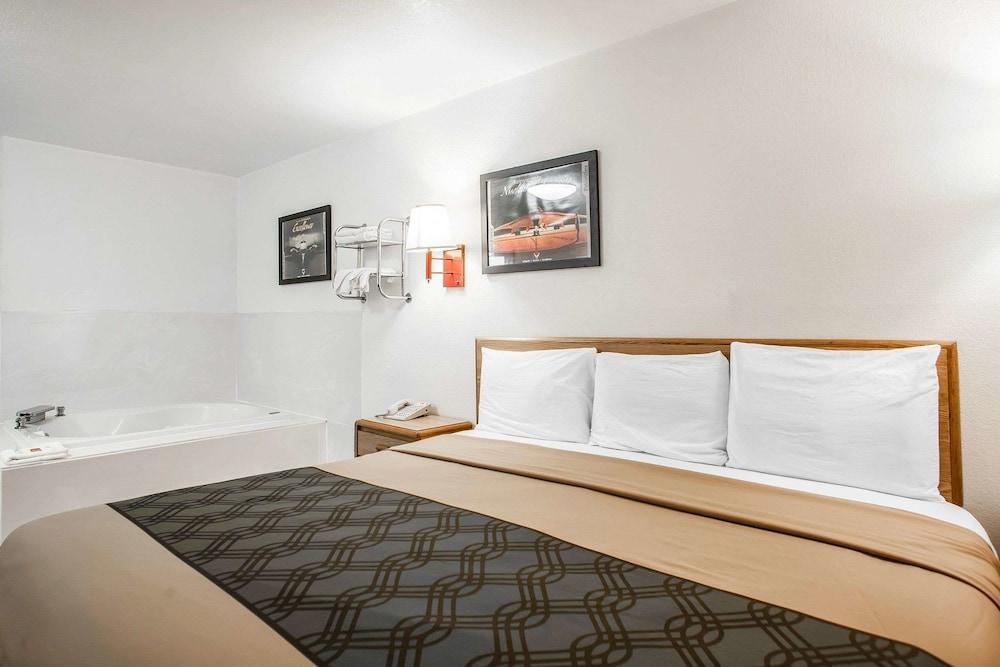 Econo Lodge Truman Inn