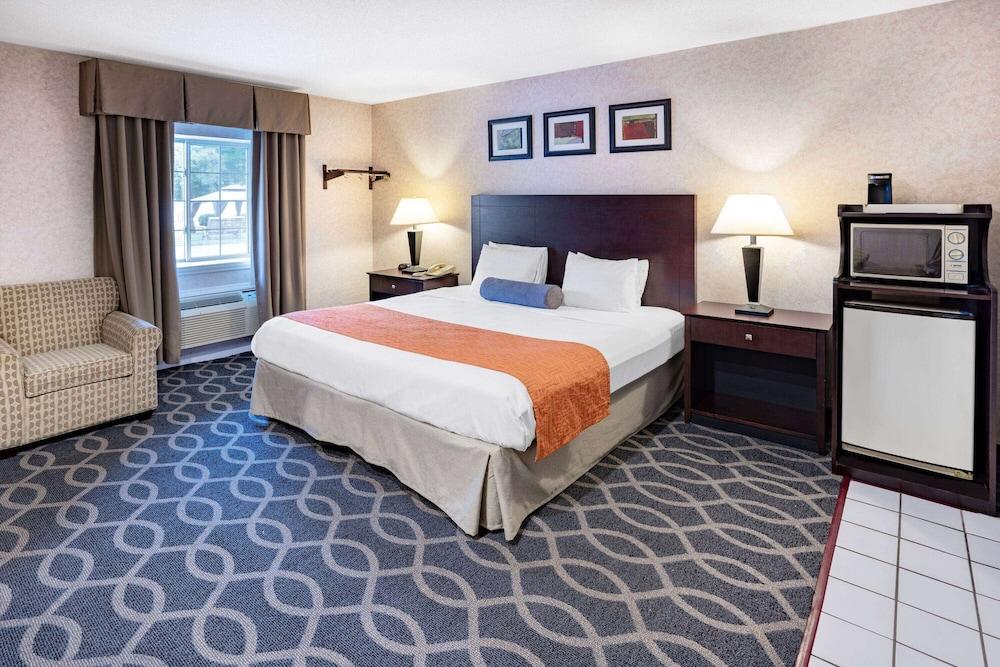 Howard Johnson by Wyndham Lenox