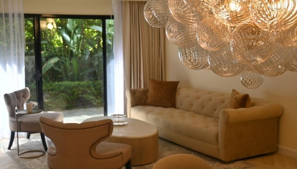 Luxe Sunset Boulevard Hotel