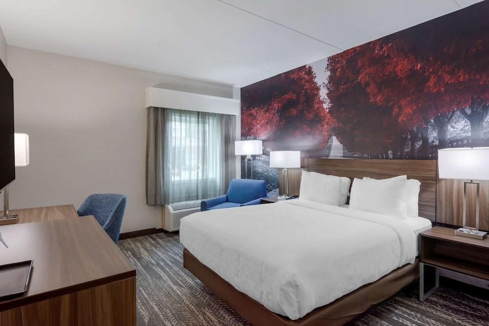 Clarion Pointe Charlottesville