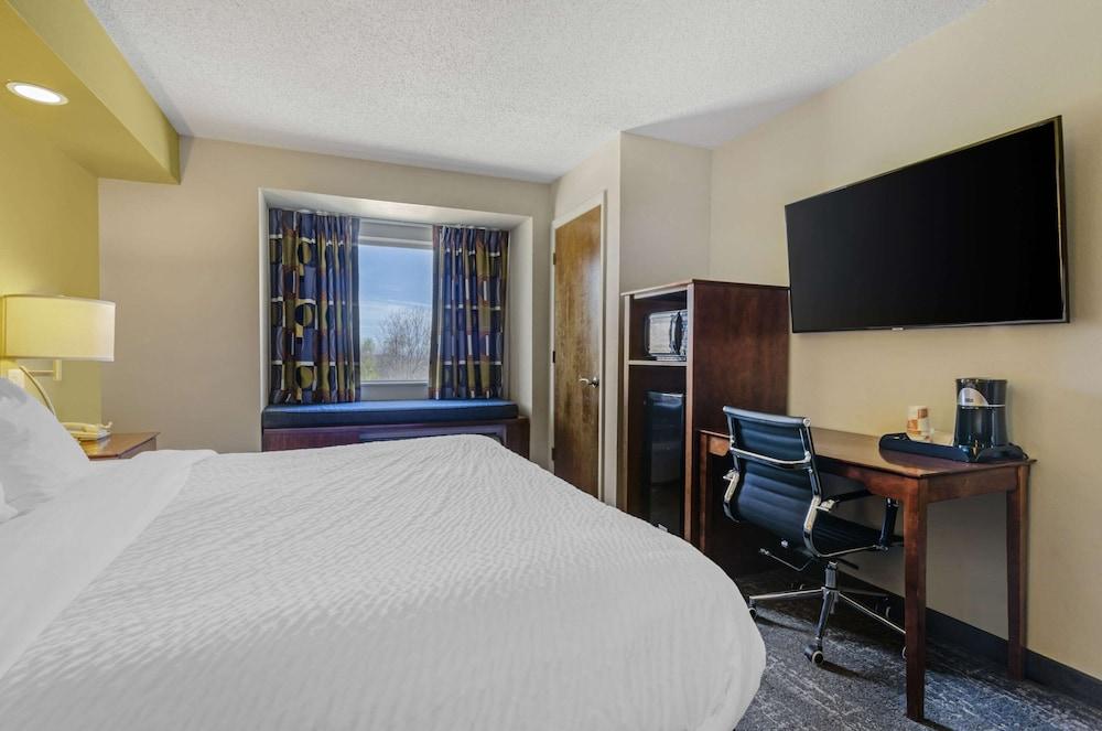 Clarion Pointe Staunton East